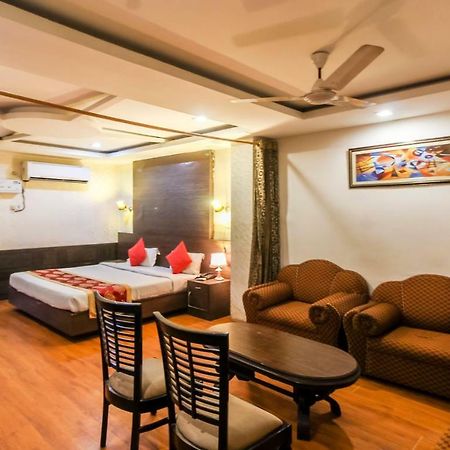 Hotel Monarch Inn Lakhnau Kültér fotó