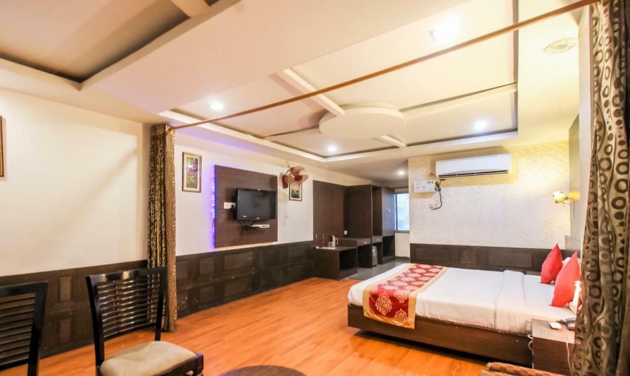 Hotel Monarch Inn Lakhnau Kültér fotó