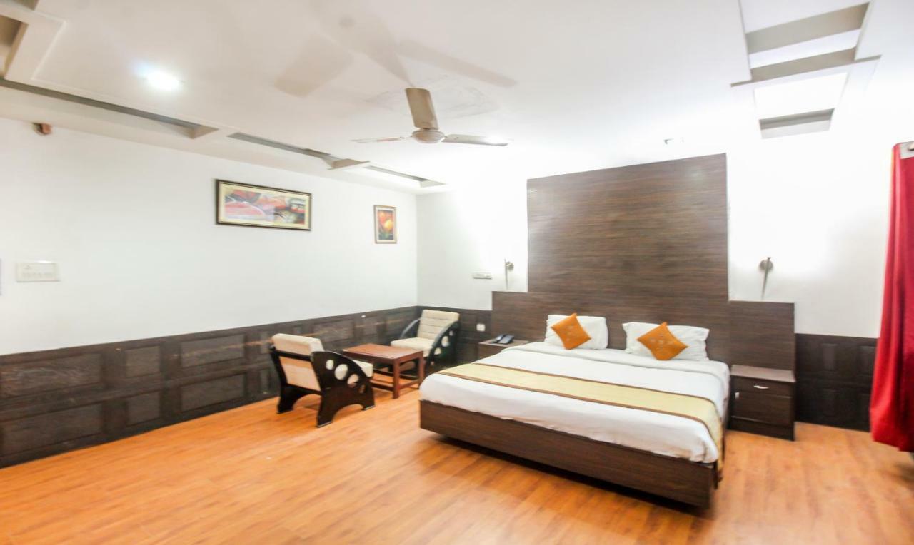 Hotel Monarch Inn Lakhnau Kültér fotó